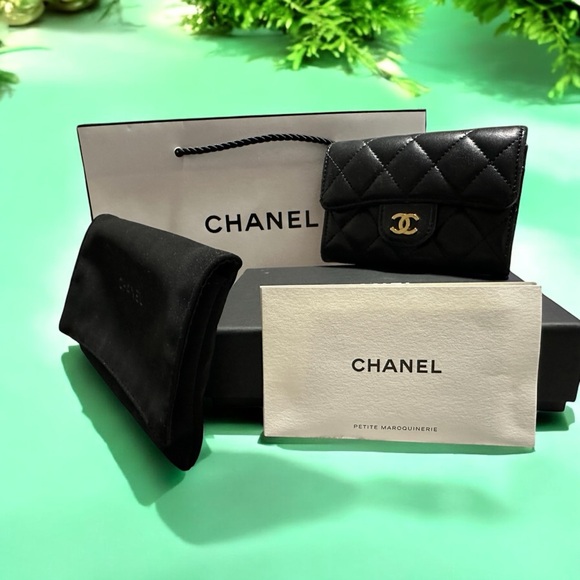 Auth Chanel Classic Flap Card Holder EUC comes w everything. Gift Ready! 🎁 - Picture 2 of 16